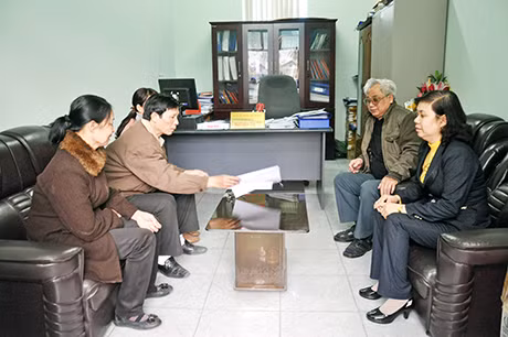 Lãnh đạo Đảng uỷ phường Cẩm Thạch (TP Cẩm Phả) nắm tình hình công tác kiểm tra, giám sát trong Đảng của các chi bộ trực thuộc.