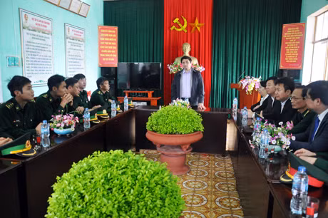 phát biểu tại buổi làm việc với CBCS Đồn Biên phòng Cô Tô.