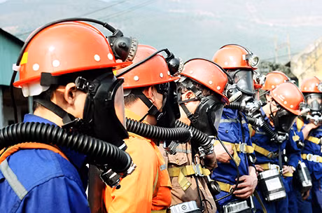 Thợ mỏ Công ty Than Mạo Khê luyện tập sử dụng máy thở Oxygen và công tác cứu hộ. Ảnh: Mạnh Hùng (Công ty Than Mạo Khê)