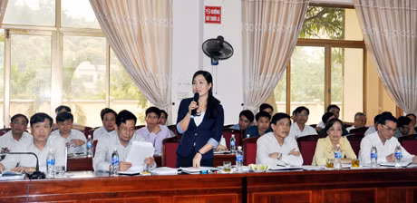 Lãnh đạo huyện Hoành Bồ báo cáo công tác chuẩn bị đại hội Đảng bộ các cấp với Thường trực Tỉnh uỷ.