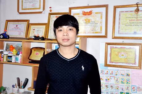 Nguyễn Xuân Trường bên rất nhiều phần thưởng đã nhận được.