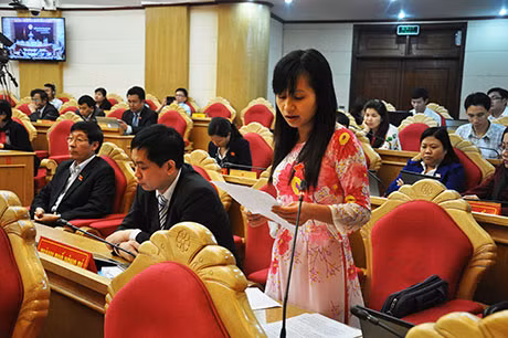 ĐB Vũ Lan Phương, Tổ ĐB TP Uông Bí phát biểu tham gia vào Dự thảo Nghị quyết về quy định một số chính sách hỗ trợ, khuyến khích học tập đối với sinh viên học tại Trường ĐH Hạ Long. (0013)