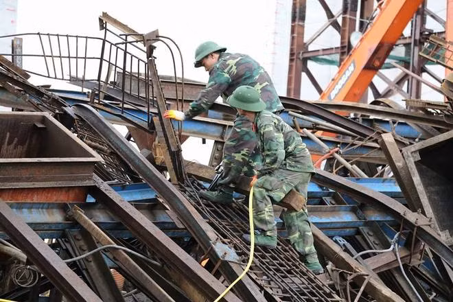  Kết cấu ở tầng trên cùng của giàn giáo. Theo một đại diện của Khu kinh tế của Vũng Áng, các kết cấu rất chắc chắn, việc xảy ra việc này là sự cố ngoài ý muốn. “Đây là vụ tai nạn lao động lớn nhất từ trước tới nay kể từ khi khởi công xây dựng dự án Formosa", vị đại diện nhận định.