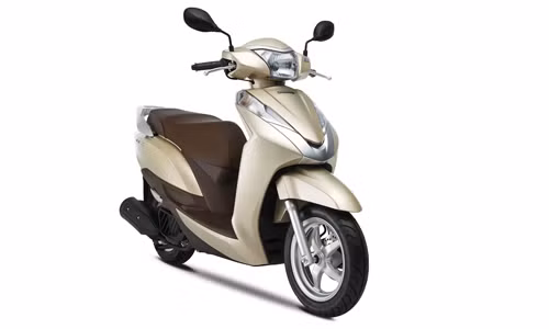 Honda Lead 125 màu vàng-nâu.