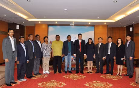 Lanh đạo tỉnh chụp ảnh cùng đoàn công tác.
