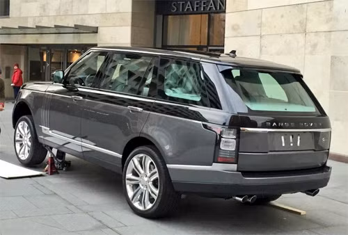 Xe trong ảnh có thể là phiên bản siêu sang của Range Rover. Ảnh: Autoevolution.