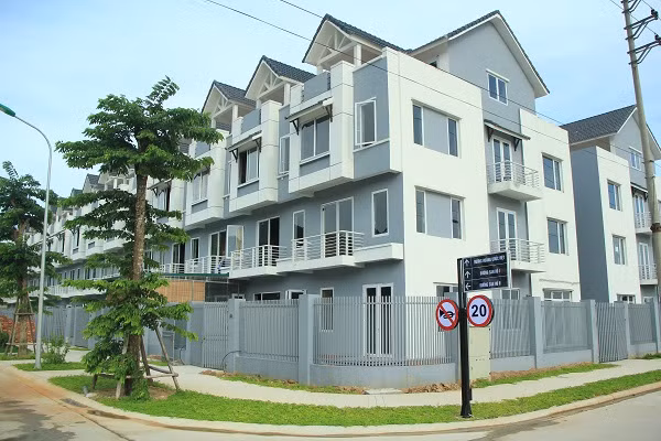 Dự án Nhà liền kề San Hô nổi bật giữa những hàng cây xanh và môi trường sống trong lành, phong thủy đắc địa với “lưng tựa núi mặt hướng Vịnh Hạ Long”.