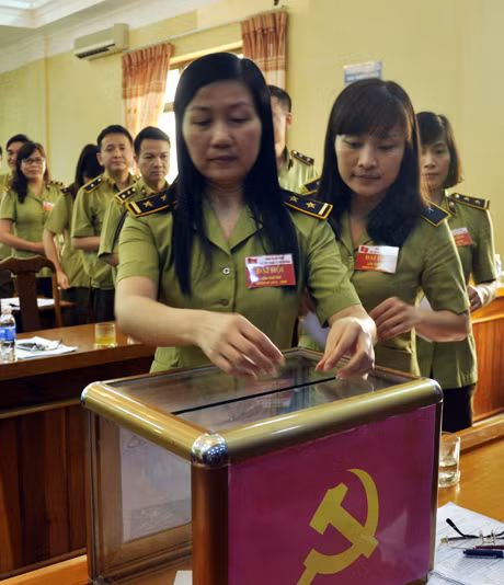 Đại biểu dự đại hội bỏ phiếu bầu BCH Đảng bộ.