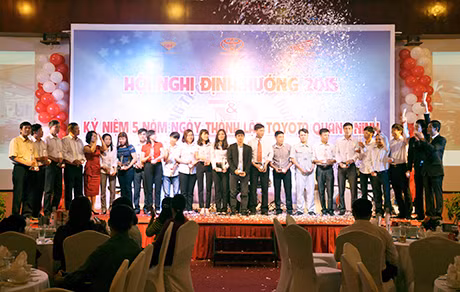 Tôn vinh những cá nhân có thành tích 5 năm xây dựng công ty.
