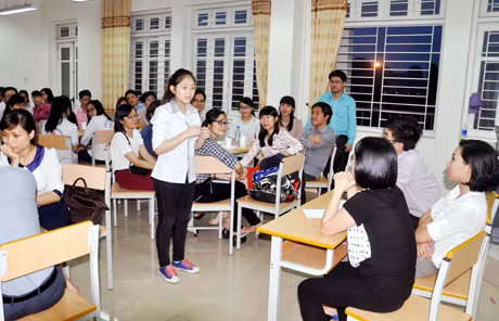 Một buổi sinh hoạt của CLB tiếng Anh Khối các cơ quan tỉnh.