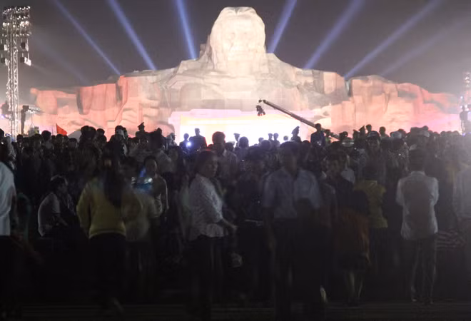  Lượng người quá đông trong khi khán đài chỉ vài trăm chỗ nên hàng nghìn người đã ngồi dưới quảng trường chờ xem pháo hoa. Ban tổ chức đã bố trí 2 màn ảnh lớn trước các trụ huyền thoại để người dân theo dõi.