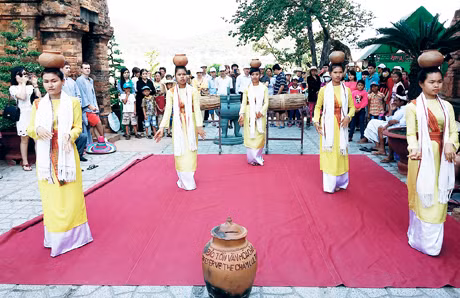Đến thăm Tháp bà Ponagar, du khách không thể bỏ qua các tiết mục múa truyền thống của người Chăm do các thiếu nữ Chăm trình diễn