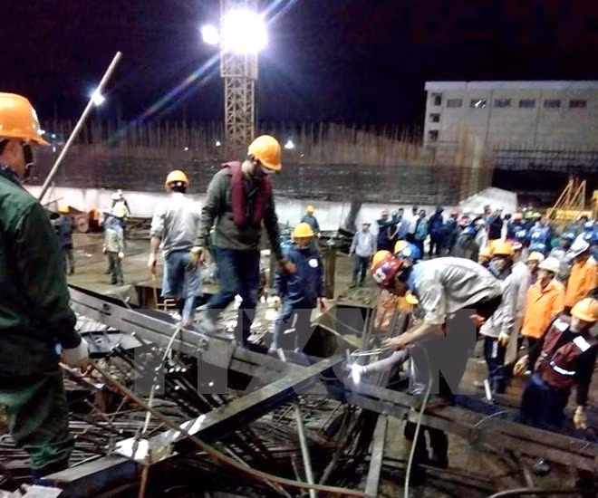 Lực lượng chức năng triển khai công tác cứu hộ. (Ảnh: Công Tường-TTXVN)