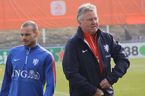 HLV Guus Hiddink (phải) chỉ còn duy nhất một ngôi sao lớn là Sneijder trong trận đấu với Thổ Nhĩ Kỳ - Ảnh: AFP