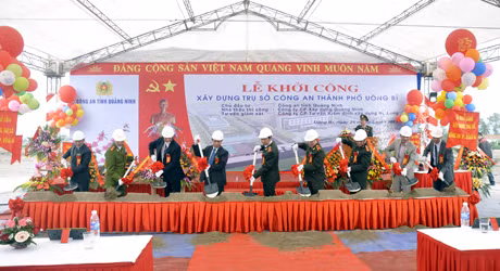 Các đại biểu động thổ xây dựng trụ sở Công an TP Uông Bí.