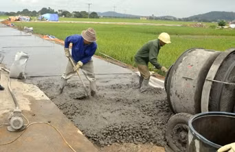 làm đường nông thôn mới tại xã Hưng Đạo.