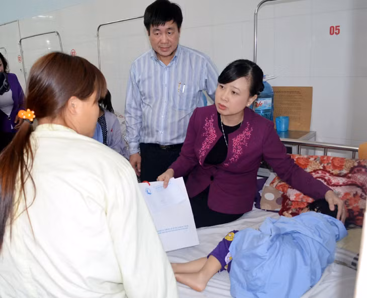 Đồng chí Đào Hồng Lan, Thứ trưởng Bộ LĐTB&XH tặng quà, thăm hỏi gia đình trẻ khuyết tật vừa được phẫu thuật.