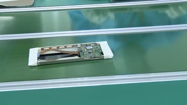 Chiếc BKAV BPhone trong quá trình lắp ráp. (Ảnh: Internet)