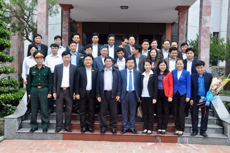 và đoàn công tác chụp ảnh lưu niệm với BCH Đảng bộ huyện Cô Tô.