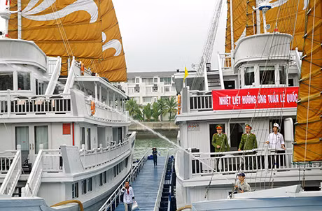 Kiểm tra ATVSLĐ-PCCN tại Cảng tàu khách Tuần Châu