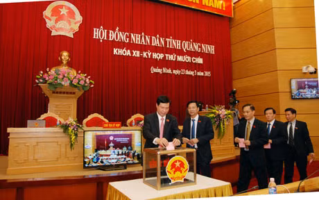 Các đại biểu bỏ phiếu bầu bổ sung chức vụ Trưởng Ban Văn hóa- Xã hội HĐND tỉnh khóa XII, nhiệm kỳ 2011-2016.