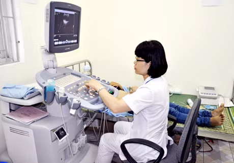 Siêu âm là một trong những biện pháp phát hiện u xơ tử cung (Trong ảnh: Kiểm tra sức khoẻ sinh sản cho bệnh nhân tại Bệnh viện Đa khoa huyện Hoành Bồ). Ảnh: Thu Nguyệt