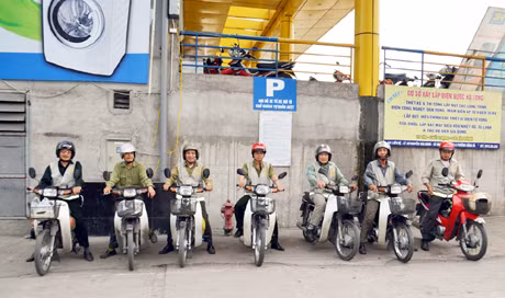 Đội xe ôm tự quản tại chợ Hồng Hà, phường Hồng Hà (Hạ Long), hưởng ứng “Nụ cười Hạ Long”.
