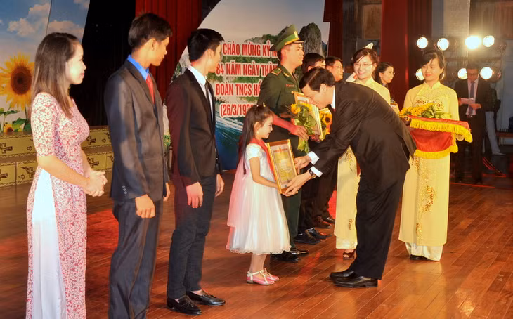 Đồng chí Nguyễn Đức Long, Phó Bí thư Tỉnh ủy, Chủ tịch HĐND tỉnh trao chứng nhận và tặng hoa cho 10 gương mặt trẻ tiêu biểu của tỉnh năm 2014.