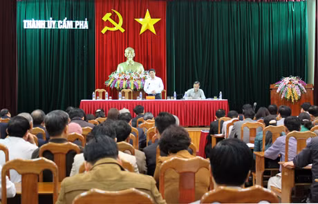 Đồng chí Phạm Minh Chính, Bí thư Tỉnh ủy phát biểu tại buổi làm việc