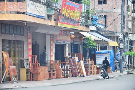 Dọc tỉnh lộ 337 đoạn qua phường Cao Xanh (TP Hạ Long) người dân đua nhau lấn chiếm vỉa hè làm nơi kinh doanh, buôn bán.