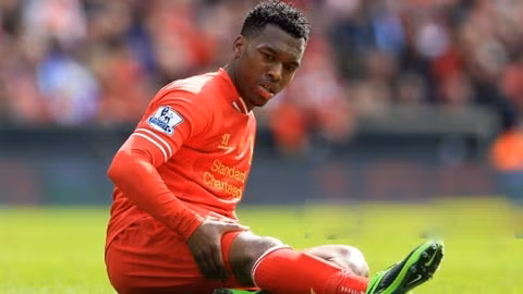  Sturridge vừa bị đau trong trận thua Man United 1-2 vừa qua