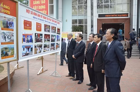 Các đại biểu tham quan các hình ảnh trong phong trào yêu nước trên địa bà 
