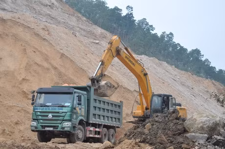 Để đáp ứng tiến độ thi hiện nay nhà thầu tranh thủ những ngày thời tiết thuận lợi tập trung phương tiện thiết bị bóc xúc đất đá