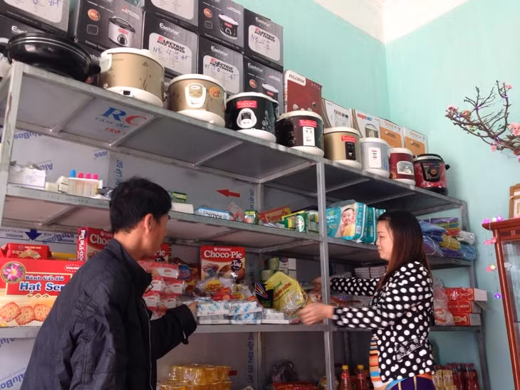 Cửa hàng tạp hóa của chị ... có thêm nhiều đô gia dụng sử dụng điện hơn trước đây do nhu cầu của người dân trong xã tăng lên.