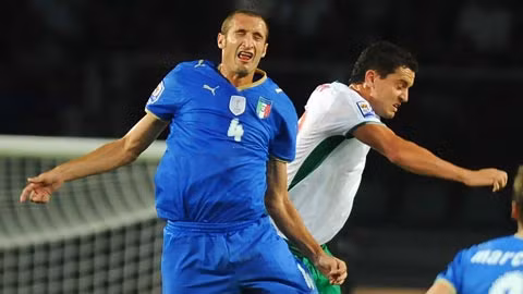 Chiellini (trái) và ĐT Italia khó giành được một kết quả thuận lợi