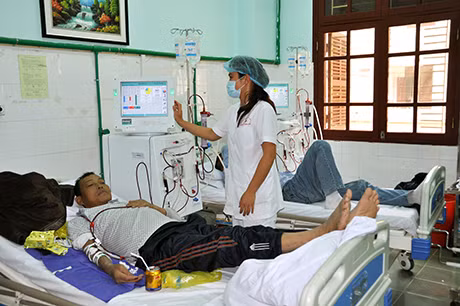 Điều trị cho bệnh nhân tại Bệnh viện Đa khoa huyện Vân Đồn.