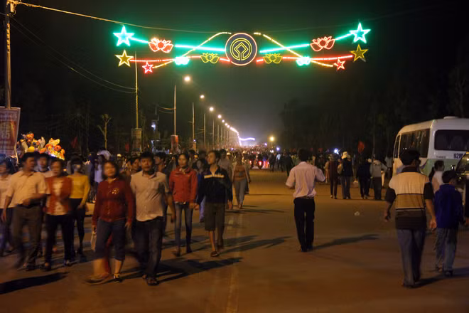  Tối 24/3, dù chưa đến giờ khai mạc, đoàn người đi bộ kéo dài khoảng 5 km đến tượng đài. Để tránh tình trạng tắc nghẽn, lực lượng giao thôngphải chốt chặn ngay đầu đường để không cho xe máy lưu thông.