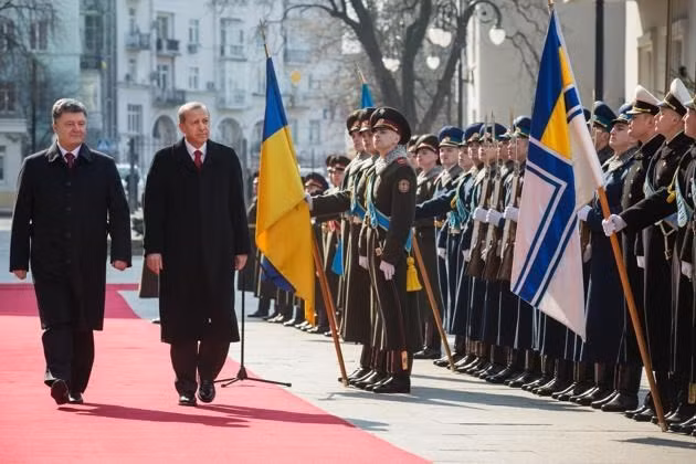 Tổng thống Thổ Nhĩ Kỳ Tayyip Erdogan (phải) và người đồng cấp Ukraine. (Nguồn:AP)