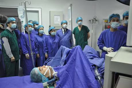 Các đại biểu đi thăm một ca tán sỏi tiết niệu bằng phương pháp nội soi tan sỏi niệu quả ngược dòng bằng laze