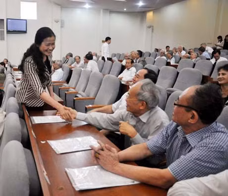 Đồng chí Đỗ Thị Hoàng, Phó Bí thư Thường trực Tỉnh ủy, Trường Đoàn ĐBQH tỉnh thăm hỏi sức khỏe các đồng chí nguyên là lãnh đạo chủ chốt của tỉnh.