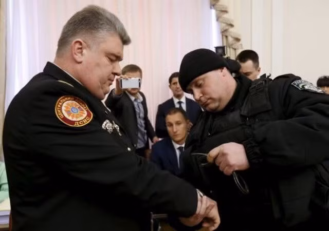 Cảnh sát Ukraine bắt giữ một quan chức tại cuộc họp ngày 25/3. (Nguồn: Reuters)