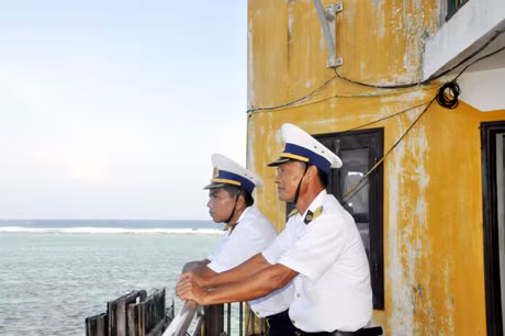 Trung tá Nguyễn Văn Lâm (ngoài cùng), bác sĩ trên đảo Đá Đông A.