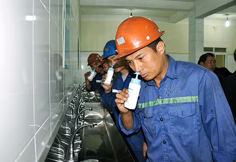 Thợ lò Dương Huy dùng bình xịt làm sạch các bụi than, loại bỏ các tác nhân gây bệnh bụi phổi và những bệnh lý về đường mũi - họng.
