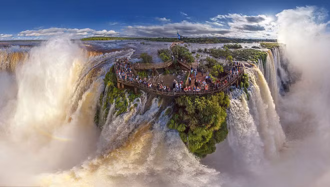  Thác Iguazu là ranh giới tự nhiên giữa Argentina và Brazil. Dòng nước đổ ụp xuống từ độ cao gần 100 m khiến Iguazu đẹp hùng vĩ với bọt tung trắng xóa.