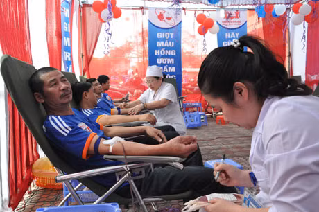 Nhiều CĐV lớn tuổi cũng tham gia tình nguyện hiến máu