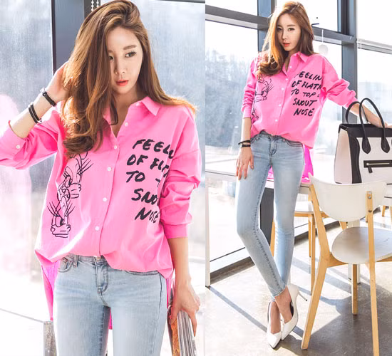 Slogan và cartoon cũng là xu hướng thời trang gây sốt trên sàn diễn mùa xuân - hè năm nay. Vì vậy, một chiếc áo sơmi kết hợp slogan và cartoon chắc chắn sẽ giúp bạn khẳng định danh hiệu 