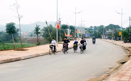 Đường liên xã qua thôn Thác Bưởi 2 được nâng cấp từ chương trình xây dựng nông thôn mới.