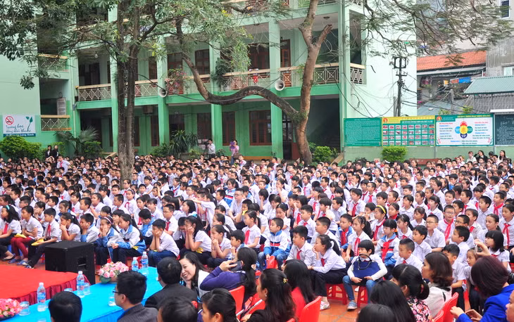 Đông đảo học sinh nhà trường cổ vũ hội thi.