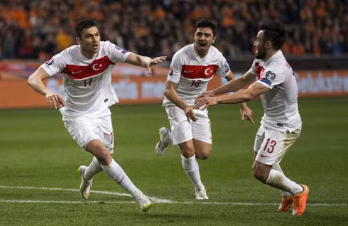  Burak Yilmaz ghi bàn mở tỷ số cho Thổ Nhĩ Kỳ. Ảnh: Reuters.