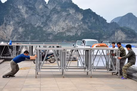 Nỗ lực đẩy nhanh tiến độ thi công sân khấu.
